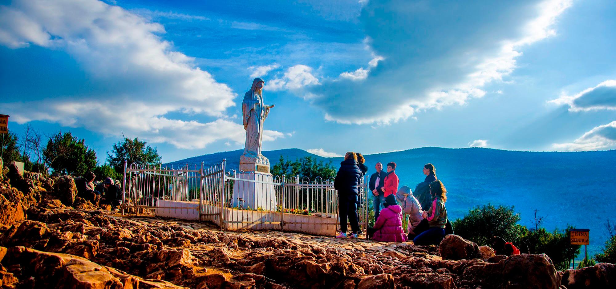 Peregrinación a Medjugorje . Monumento a la Virgen María