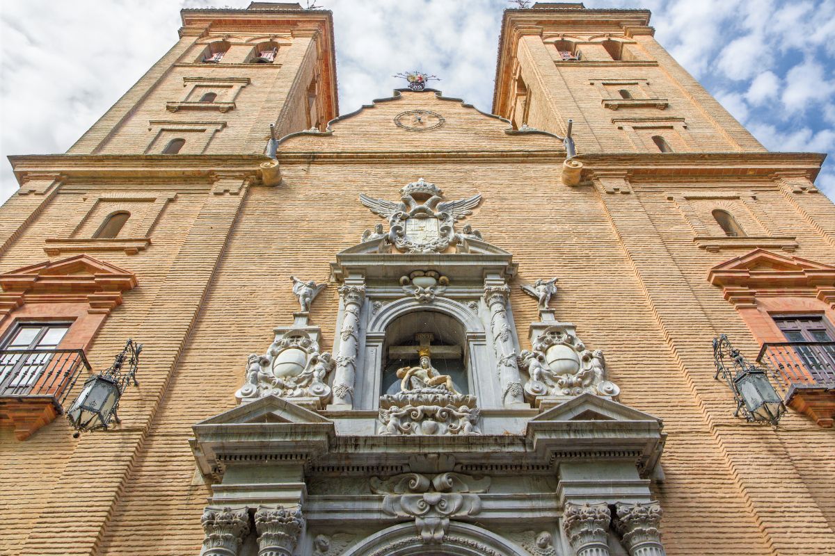 5 Datos Curiosos Sobre la Basílica de la Virgen de las Angustias Imagen de la Basílica de la Virgen de las Angustias